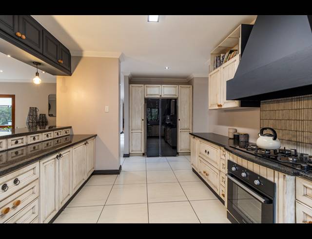 4 BEDROOM HOUSE FOR SALE IN LEEUWFONTEIN ESTATE